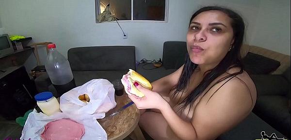 Comendo um lanche pelada - Gabriela Ramos - Bettohfitness